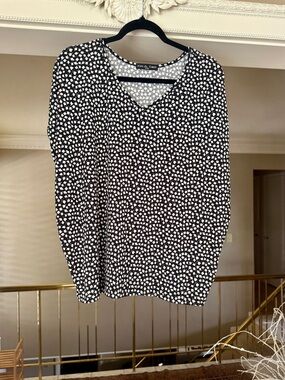 Kim & Cami Black and White V-Neck Long Sleeve Tee